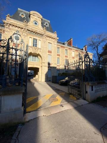 Le Corbeau Et Le Homard, Un Vrai Havre De Paix Dijon Exterior foto